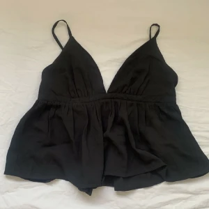 Svart volanglinne - Svart linne från bikbok köpt från Plick (första bilden är lånad). Säljer då det inte passar som jag vill längre. Kan skicka flera bilder & pris kan diskuteras🫶🏻