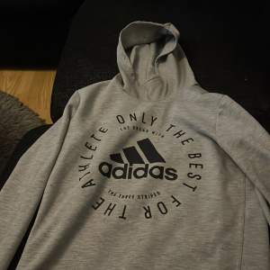 Säljer denna tröja pga utav att den inte används längre. Adidas tröja i storlek 13/14 / xs/ s. Den är i bra skick men lite färg på ena ärmen som inte går bort i tvätten (se bild) annars är den super fin