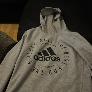 Adidas tröja - Säljer denna tröja pga utav att den inte används längre. Adidas tröja i storlek 13/14 / xs/ s. Den är i bra skick men lite färg på ena ärmen som inte går bort i tvätten (se bild) annars är den super fin
