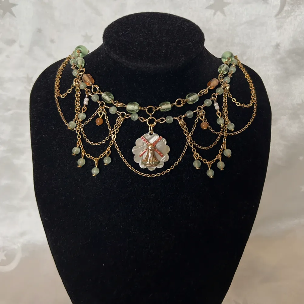 Väderkvarn:) Grönt och orange handgjort halsband med guldiga kedjor. Förlängningskedja finns på halsbandet <3 Omkrets: 36-41 cm. Accessoarer.