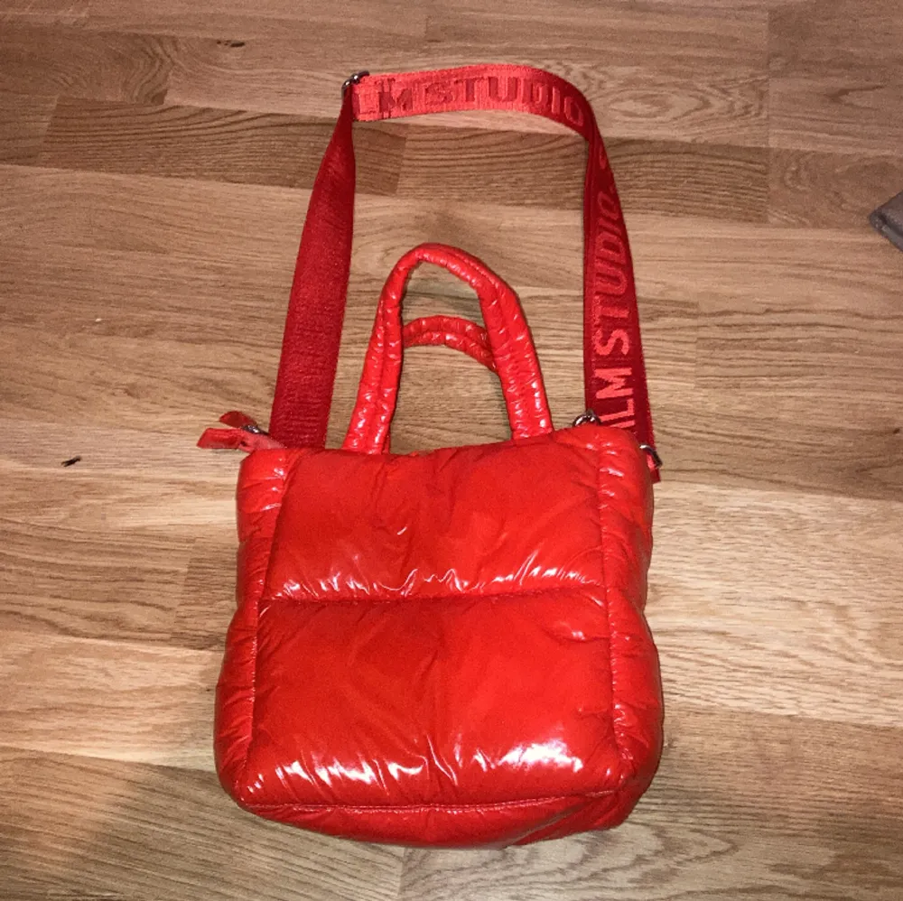 De är en röd handväska som är ganska stor rymmer mycket, har nästan aldrig använt ♥️ köp gärna . Accessoarer.