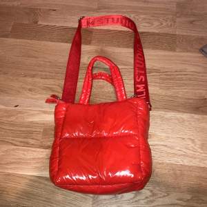De är en röd handväska som är ganska stor rymmer mycket, har nästan aldrig använt ♥️ köp gärna 
