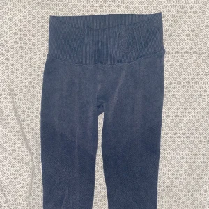 Aimn thights - Thightsen ska påminna lite om Washed demin och har lite mer jämn färg i verkligheten än vad som framkommer på bild.