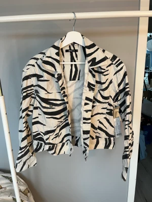 Jeans jacka  - Jeans jacka i leopard mönster, aldrig andvänd