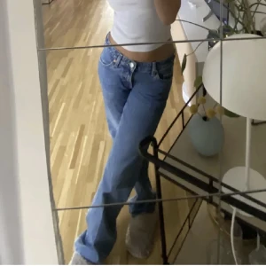 Lågmidjade jeans - Lågmidjade jeans från weekday, modellen low arrow, storlek 27/30. Jättebra skick. FRIFRAKT. Nypris 590