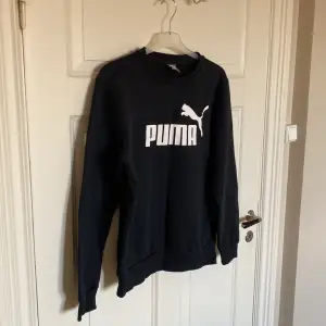 Säljer denna snygga sweatshirten från Puma. Mycket fint skick. Storlek S. Givetvis äkta. 
