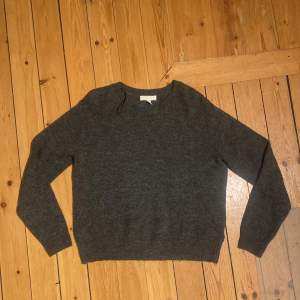 Fin mörkgrå stickad tröja ifrån H&M. Lite nopprig men annars fint skick!❤️I storlek xs men passar även mig som brukar ha s. 