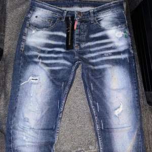 Daquared Jeans storlek 50, köpt från Farfetch för 5290kr, använts 2 gånger. Säljs pga ej passar längre.
