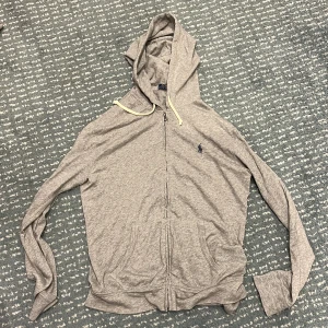 POLO RALPH LAURENSPA TERRY HOODIE - TRÖJA MED DRAGKEDJA - Storlek M. Använd enstaka gånger. Nypris 1 615kr