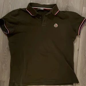 Moncler piké  - Moncler piké i olivgrön, storlek S.  Använd 2 gånger mycket bra skick!  Skriv för fler bilder och frågor!