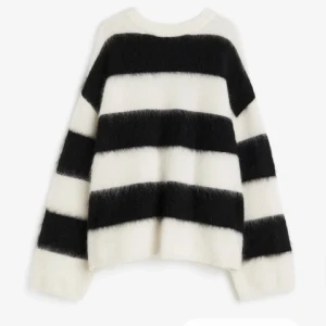 Mohair tröja - Som ny, helt slutsåld. Kollar bara intresset och säljer till ett bra pris. den är xs-s men sitter oversize skit snyggt. Säljer inte under 650kr