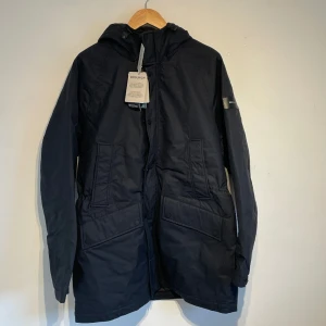 Woolrich Jacka - En helt ny Woolrich vinterjacka, perfekt för skidåkning eller bara i vardagen. Nypris 13 089kr säljer för 2500kr. Helt oanvänd.