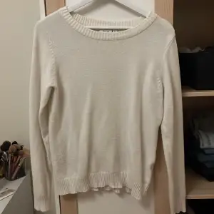 Gullig stickad tröja från vila i vit färg. Ny pris 299kr mitt pris 149kr. Storleken är Xs men passar även s.