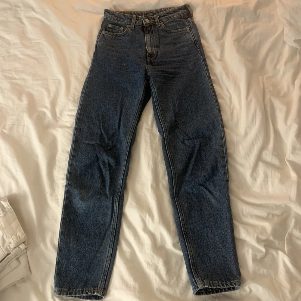Mellanblå/mörkblå jeans från Weekday i modellen Lash ✨ (momjeans passform) Fint skick!. Jeans & Byxor.