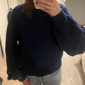 Mörk blå stickad tröja  - Blå stickad tröja från other stories!💕 Den är i bra skick!!  Storlek M men passar även som S 