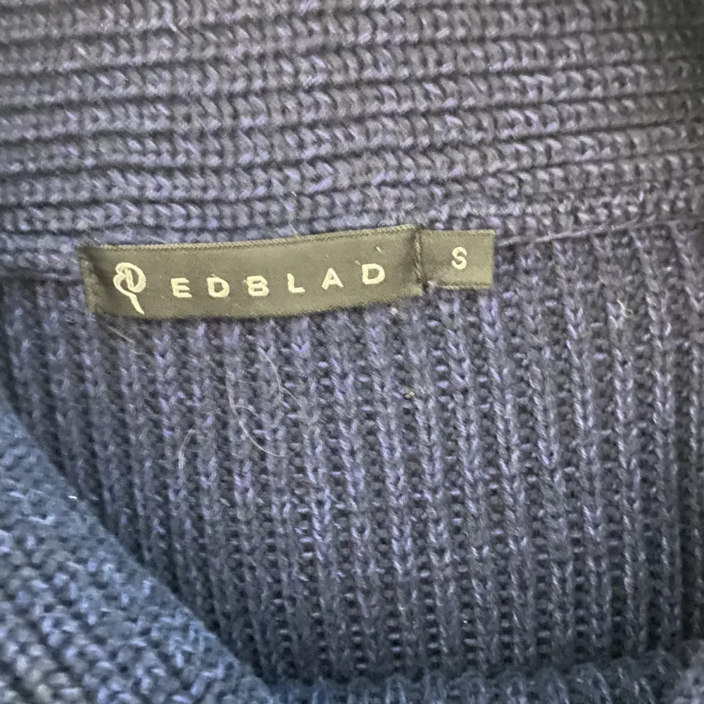 Säljer min superfina marinblåa tröja från Edblad då den inte kommer till användning längre. Strl S men passar också XS💗priset går att diskutera💗bara att skriva vid frågor💗. Tröjor & Koftor.