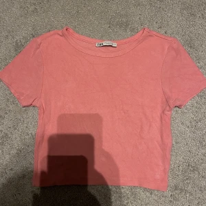 Rosa croptop  - Croppad t-shirt från zara🙌🙌jätteskönt material, säljer då den inte kommer till användning🌟 strl M men passar även S!