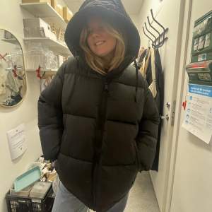 Säljer min helt nya Puffer jacket ifrån hm. Använd ca en gång och ursnygg (varm!!!) 