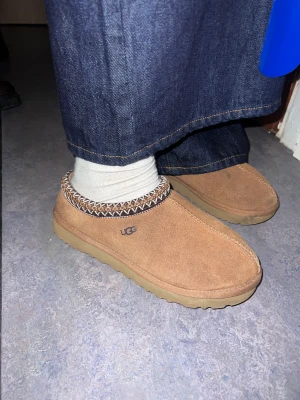 Uggs - Tasman chestnut tofflor  St 39 Bra skick 