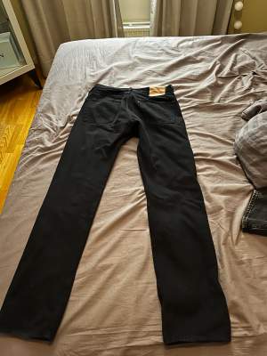 Levis 501 jeans svarta  i storlek 33/34. Skick 9/10