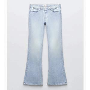 Söker dessa zara low Waist bootcut jeans i den ljusblå färgen i de som är mer jeans material och inte de stretchiga 💘 storlek 32-36 