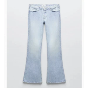 Söker!  - Söker dessa zara low Waist bootcut jeans i den ljusblå färgen i de som är mer jeans material och inte de stretchiga 💘 storlek 32-36 