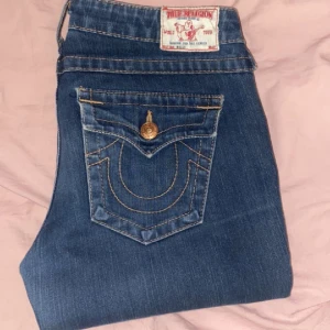 True Religion Jeans - Jättefina Trueys i jättebra skick, säljer för att de inte kommer till användning längre. Sitter jättebra i längden på mig som är 162cm😜😜