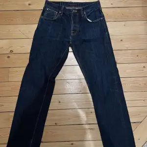 Här har vi ett par riktigt snygga mörkblå nudie Jeans, änvända fåtal gånger. Waist: 31 Length: 36 