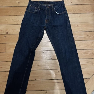 Ett par riktigt fina Nudie Jeans💙 - Här har vi ett par riktigt snygga mörkblå nudie Jeans, änvända fåtal gånger. Waist: 31 Length: 36 