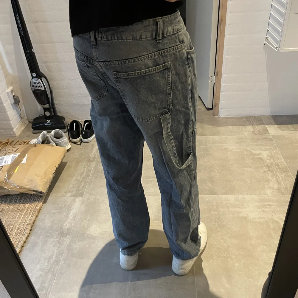 Storleken i jeansen är 34. Passar bra på mig som är 180cm lång och väger omkring 70kg. Väldigt bekväma jeans i en fet ljusblå färg. Priset går att diskutera.. Farkut & Housut.