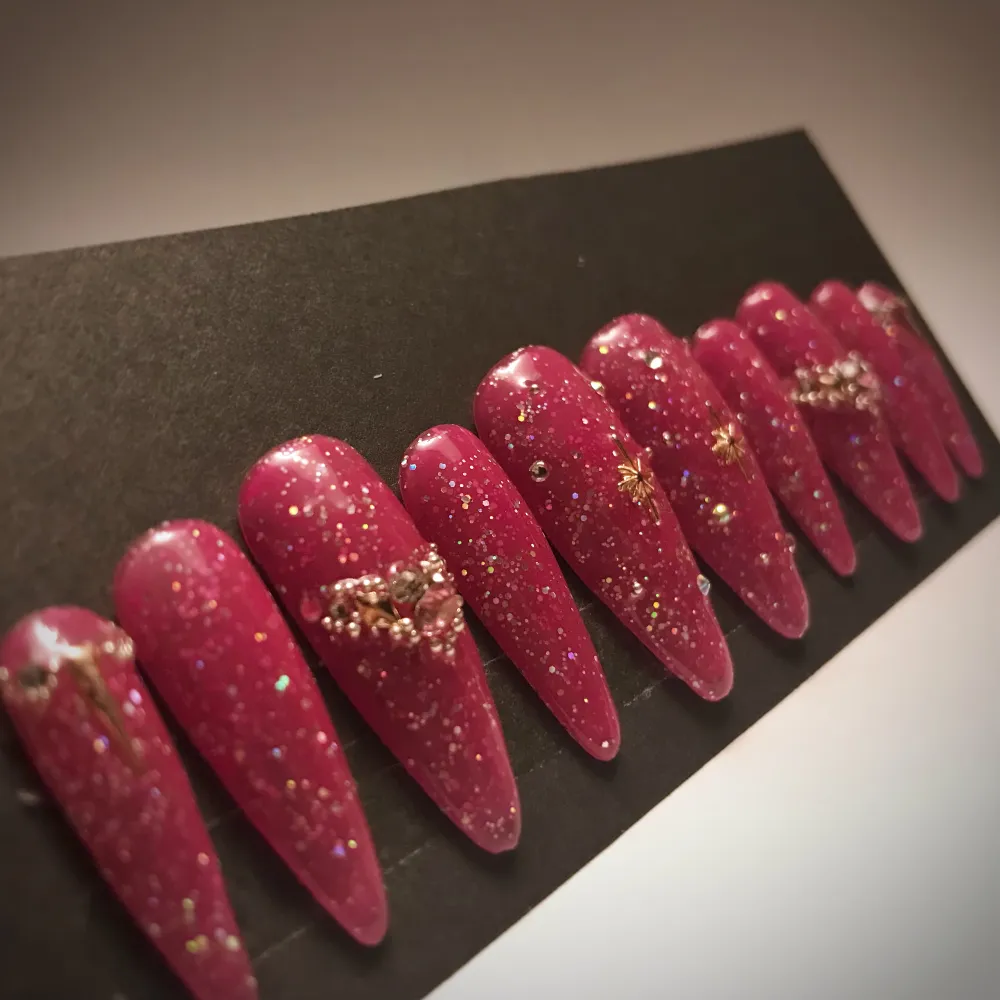 Något genomskinliga Barbie-rosa glitternaglar (med mängder av strass!), som höjer looken till max! Lim är inte inkluderat! Utöver nagellim rekommenderas också att använda en nagelfil för att kunna anpassa så dem sitter mer bekvämt <3. Asusteet.