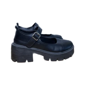 Mary Janes - Svarta mary janes med platå som är lite slitna (se även trasig innersula på bild två) Säljer dom därför billigt.