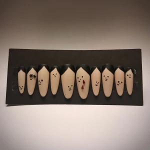 Gotiska ansikten lösnaglar  - Ett finger för varje mood! Matta lösnaglar med gotiska ansikten för den som vill vara lite udda ;) Lim är inte inkluderat! Utöver nagellim rekommenderas också att använda en nagelfil för att kunna anpassa så dem sitter mer bekvämt <3