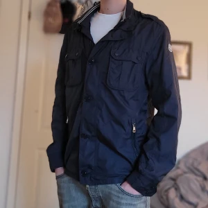 Moncler Fieldjacket - Extremt fet marinblå moncler fieldjacket! Skick 8/10, storlek 5, jag är 185! Äkthetsbevis finns