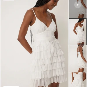 Studentklänning - Söt vit klänning från NAKD i storlek 38, passar S/M.  Fin till studenten. Oanvänd men ingen lapp kvar.