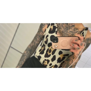 Leopardmönstrad body, strl 6 (34) - Leopardmönstrad body i storlek 34. Känns liten i modellen