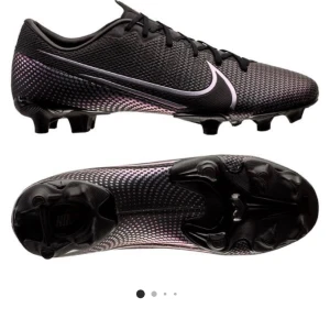Nike Fotbollsskor  - Nike Mercurial Vapor 13 Academy fotbollskor, köpta för 849kr som de står på original lådan som man får med! Säljer pågrund av att jag inte spelar fotboll så skorna är använda max 2-3 gånger! Så nyskick!  Köparen står för frakten!