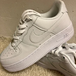 Nike Air Force 37 - Helt oanvända mycket fina kopior av Nike air force 1. Vita storlek 37. 🩷Säljer dem eftersom dottern köpt ett annat par. 😅