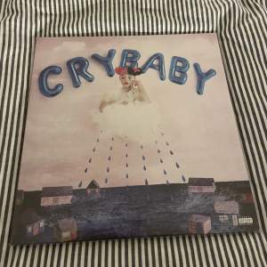 Crybaby vinyl skiva + lyric boken💕 har spelat den en gång men annars har den bara legat i fodralet:) 