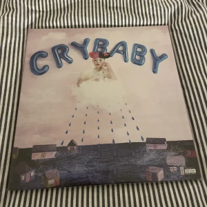 Crybaby Melanie Martinez vinyl skiva🎀 - Crybaby vinyl skiva + lyric boken💕 har spelat den en gång men annars har den bara legat i fodralet:) 