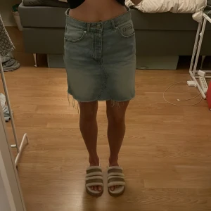 Jeanskjol - Snygg jeanskjol i bra skick, säljer pga att den aldrig kommer till användning.