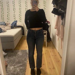 Flash mid waist jeans  - Detta är ett par jeans från märket flash. Jeansen är köpta second hand och är i gott skick. Jeansen är i stilen Brenda. Jeansen är uppsydda och på ett av benen har stygnen gått upp men det kan fixas lätt. Storleken är 36 N. Priset kan diskuteras💕