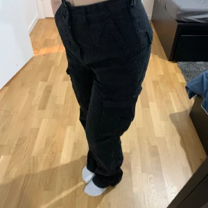 Cargo  - Svarta cargo straight jeans från bershka jättefina men kommer tyvärr inte till användning längre. ( de är lite slitna längst nere men det syns inte med skor eller utan,skriv för bilder ) 