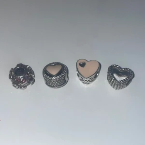 Pandora berlocker - Säljer dessa kärleks relaterade Pandora berlocker. Köpte för flera år sedan men extremt lite använda. 200kr st (den på mittenbilden kostar 250kr) och 750 för alla fyra. Hittade en av dom på hemsidan som ett exempel.💗💗Finns fler berlocker på min profil