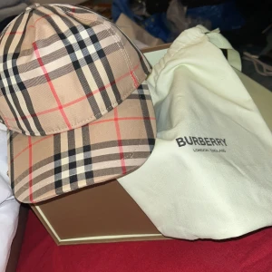 Burberry keps - Burberry keps i storlek m (sitter bra som S och L) säljer den till rimligt pris men kan gå ner vid snabb affär