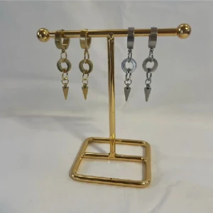 StilSthlm  - Super fina nickelfria örhängen! Finns i både silver & guld. Köp för 99kr/st Eller 185kr/paret Modell 100 Smyckeställningen finns även också att köpa för 299kr!