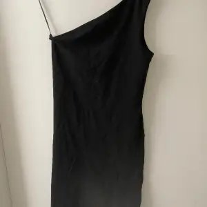 En fin enkel svart klänning som kan andvändas till fest. Andvänd en gång är i bra skick. Bra i storleken