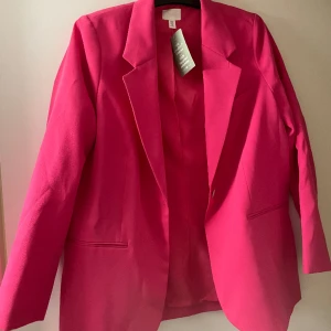 Rosa kavaj - Aldrig andvänd, prislapp kvar. Normal passform