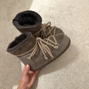 Inuikiis - Skit snygga inuikiis i färgen taupe. Nästan helt oanvända så de är i nyskick, box tillkommer🫶🏼