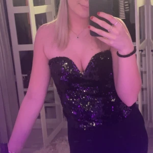 Glitter topp - Jättefin glitter topp, perfekt till nyår☺️ endast använd en gång 💕